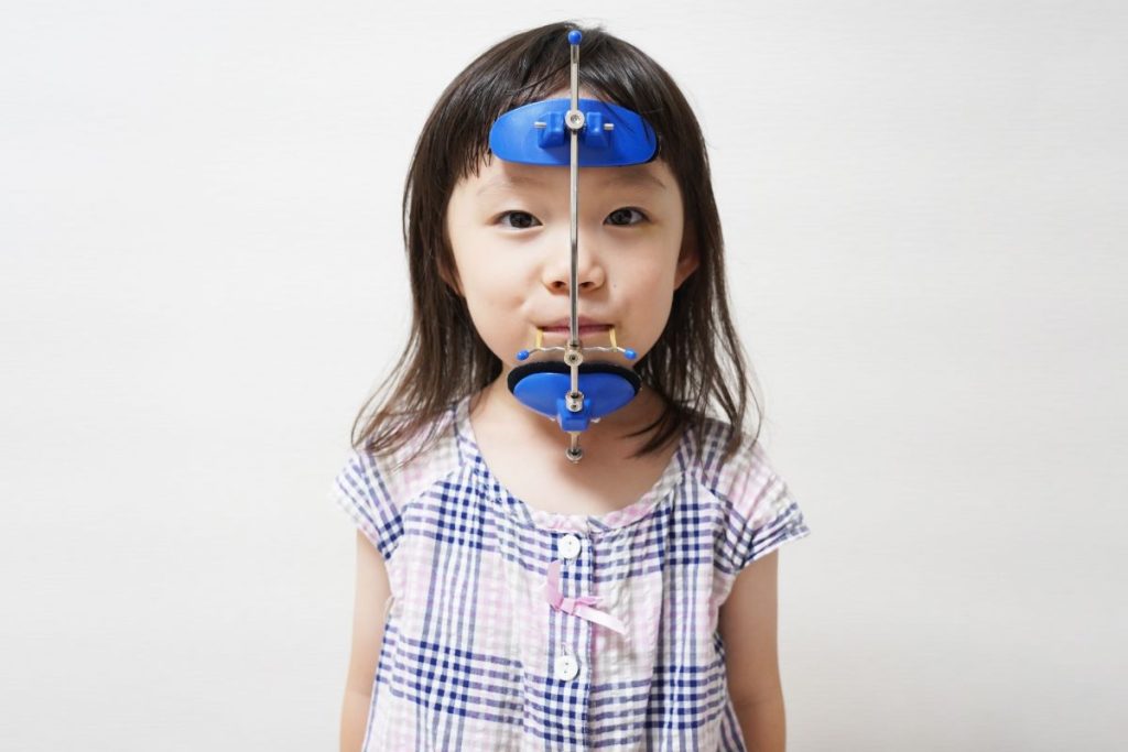 06小児矯正-フェイスマスク - 小児矯正は北海道北広島市にある歯医者のさいわいデンタルクリニック札幌大曲