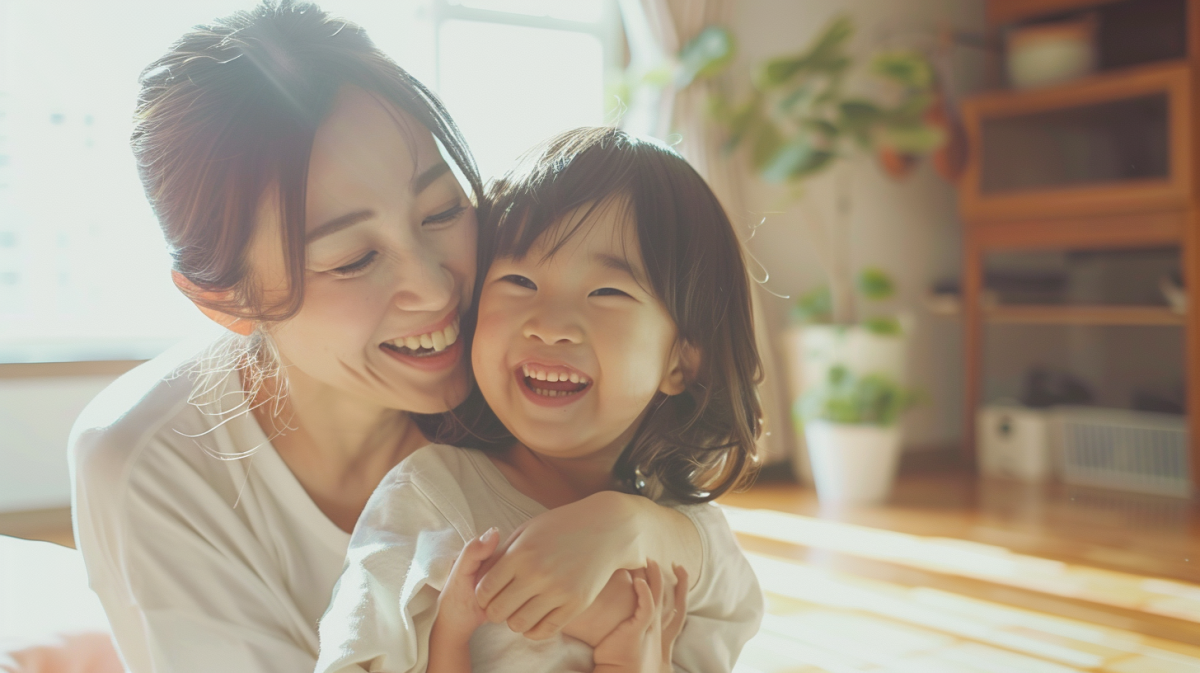 北広島・札幌で小児矯正を検討する親子が笑顔で過ごす、清潔感のある温かい雰囲気のイメージ